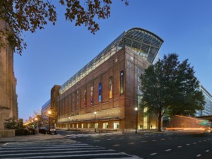 位于华盛顿特区的圣经博物馆被迫将12,000件劫掠文物归还伊拉克。博物馆的建筑是砖砌的，顶部是玻璃的