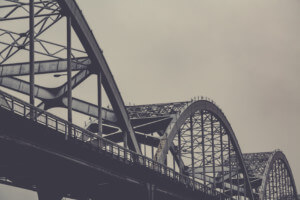 桥架黑白照片