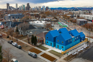 丹佛郊区鸟瞰图，前景中的蓝色建筑