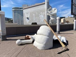 打碎了好莱坞高地剧院屋顶上的大象雕像