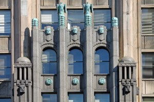 在历史的摩天大楼的雕刻门面装饰