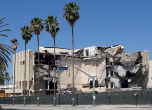 在洛杉矶艺术博物馆拆迁的照片，其中的一部分将被重新用于提取