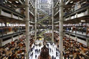 为伦敦劳合社设计的金融大楼中高耸的未来主义中庭空间
