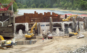 工人们拆除河中的水坝