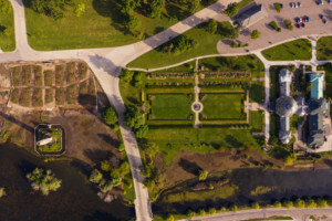 鸟瞰花园景观，其中一个地点将在底特律设计月展出