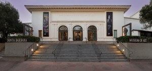 一个历史的博物馆大厦的门面在加利福尼亚有读的圣诞老人芭芭拉艺术博物馆的标志