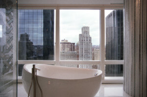 望着一个浴缸和曼哈顿天际线