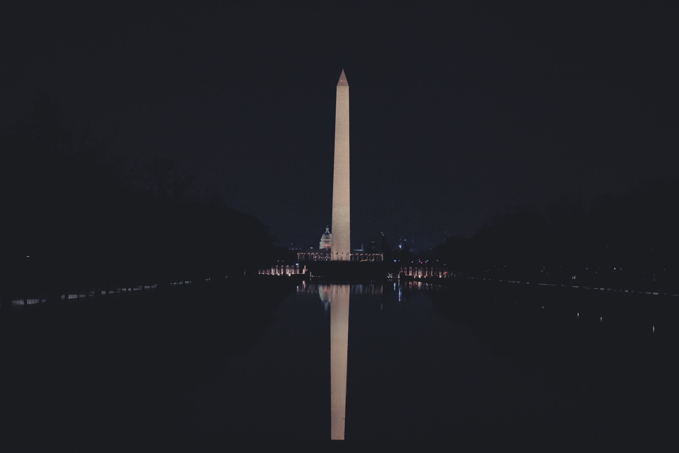 华盛顿纪念碑的夜晚，这里平均每年被闪电击中两次