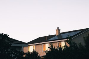 在黄昏的时候，一个顶部有光伏板的家庭，不受新的加州太阳能法令的约束