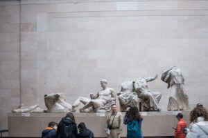 在英国博物馆的希腊翅膀内，展示雕像