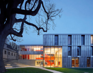一个长圆形的建筑，玻璃幕墙，并在牛津大学一个红色的楼梯内