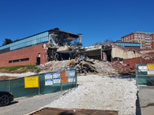 一张被拆除的砖砌马汀中心的照片