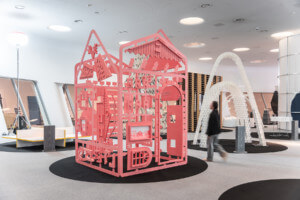 在展览中搭配珊瑚涂漆的小木屋，灵感安装，制造瑞士