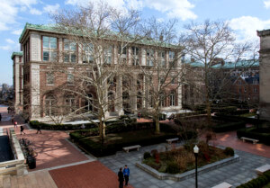 Avery Hall，一座高大的红砖大楼，带铜檐口，新的家庭的计算设计实践计划中的科学硕士