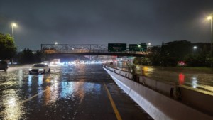 纽约的一条高速公路被艾达飓风淹没