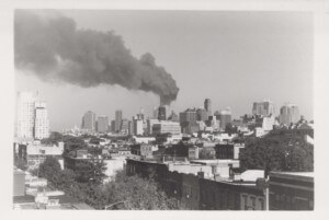 冒烟的世界贸易中心，黑白两色，从布鲁克林看