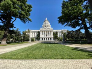 位于萨克拉门托的加利福尼亚州国会大厦签署了新法案，取消了单一家庭的分区
